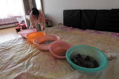 洛浦楼上漏水，住户失联，小区没物管，业主维权难！律师来支招……